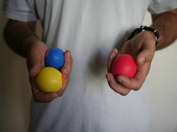 Lo primero es fabricar las pelotas para hacer malabares