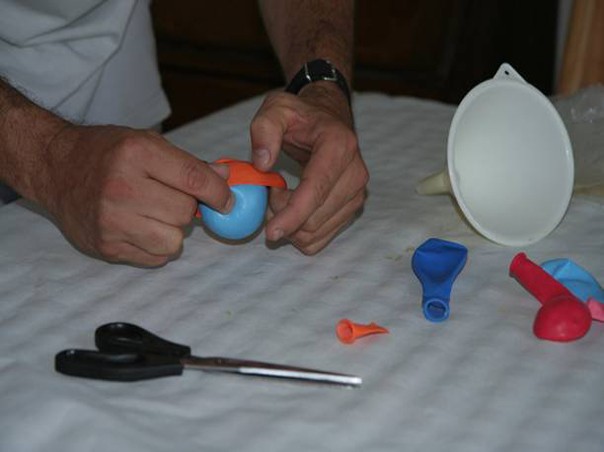 Se ata el globo y se lo cubre con otro globo al que se le corta la boquilla previamente