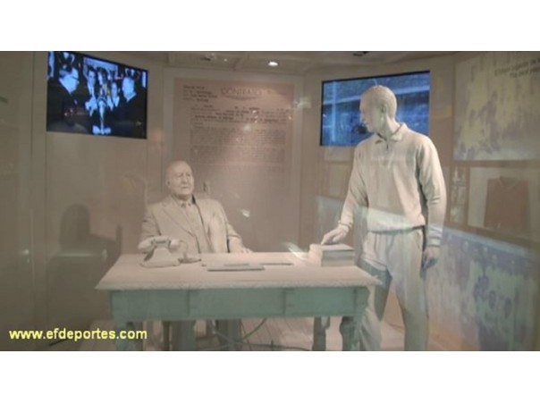 Escena en tamaño real que reproduce el momento de la firma del contrato de Alfredo Di Stéfano, junto con Santiago Bernabeu. Museo del Real Madrid, abril de 2012. Foto: Colección RG & TG