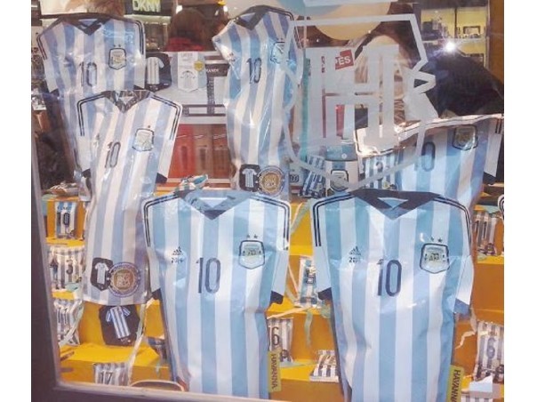 Gran parte de los productos se venden aludiendo al Mundial de Fútbol Brasil 2014. Vidriera en Buenos Aires, junio 2014