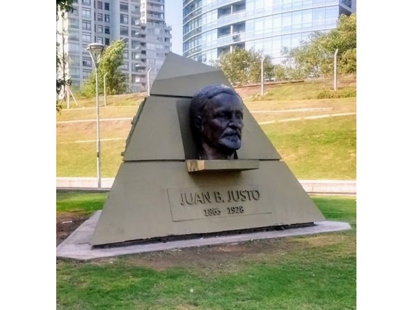 Monumento a Juan Bautista Justo en el barrio de Palermo, Buenos Aires