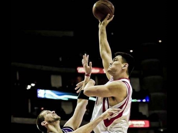 Yao Ming, exjugador chino de los Houston Rockets mide 2.29 metros. Fuente: pexels.com