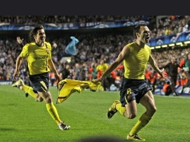 Andrés Iniesta demuestra que en el fútbol se puede brillar sin sobresalir en altura. Fuente: flickr.com