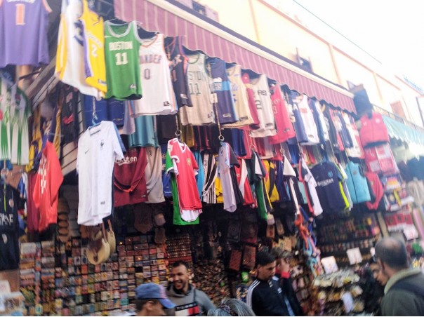 Camisetas de equipos de fútbol de Europa y de la NBA en venta en la Plaza del Mercado de Jamaa El Fna de Marrakech, Marruecos