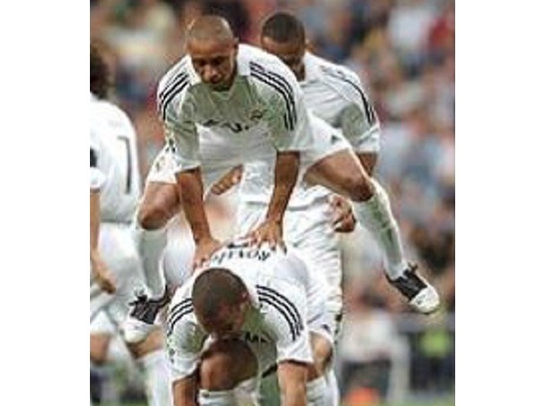 Salto del potro o pídola: Roberto Carlos y David Beckham.
