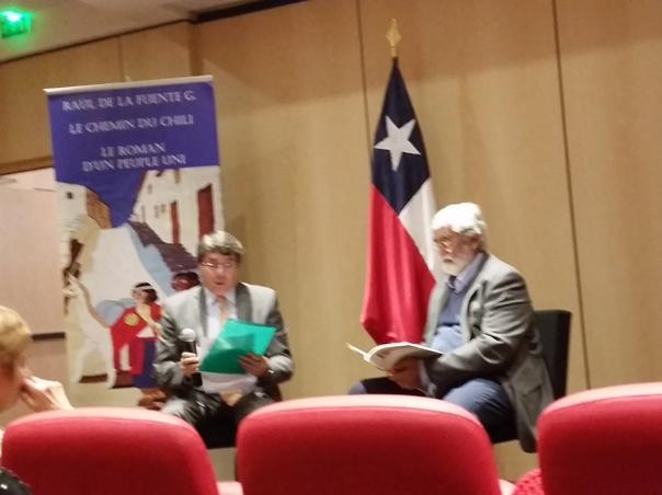 Presentación oficial de los libros efectuada por el Cónsul General de Chile en Francia, Sr. Axel Cabrera (izquierda) junto con Raúl de la Fuente González