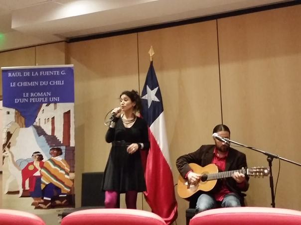 Acompañamiento de música chilena realizado por Kim, cantante del grupo MILX