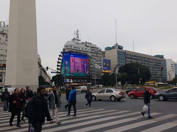La bandera olímpica ondea en la Plaza de la República, frente al Obelisco en Buenos Aires