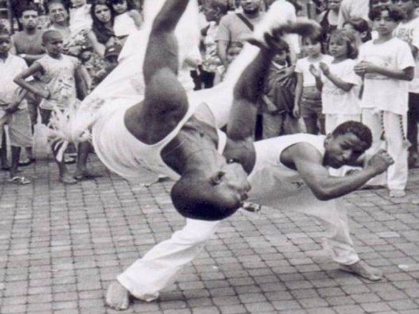 Jogar Capoeira  Enciclopédia Itaú Cultural