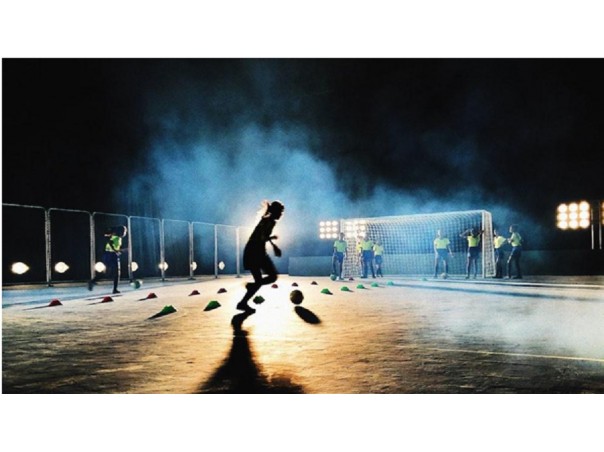 Alguns dos maiores atletas jogando no futebol europeu atual são latino-americanos. Imagem de Donnycocacola no Unsplash