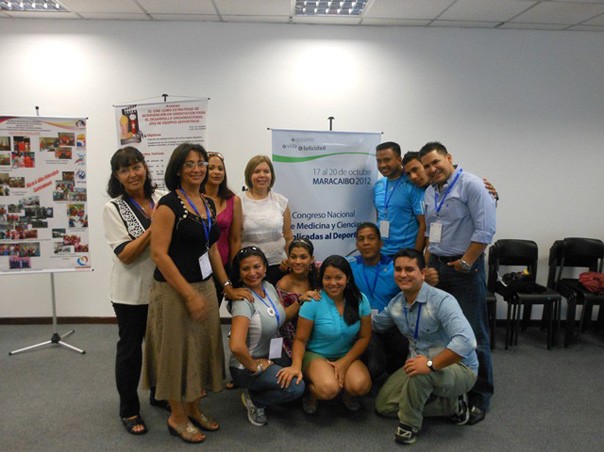 La Dra. Marta Cañizares Hernández con los alumnos de la maestría de Psicología del Deporte que se imparte en la UNEFA, en Caracas, Venezuela, en octubre de 2012