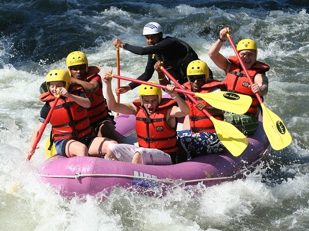 Los deportes extremos son una actividad que se encuentra en auge y convoca gran cantidad de adeptos, como el rafting.  Imagen: Pixabay