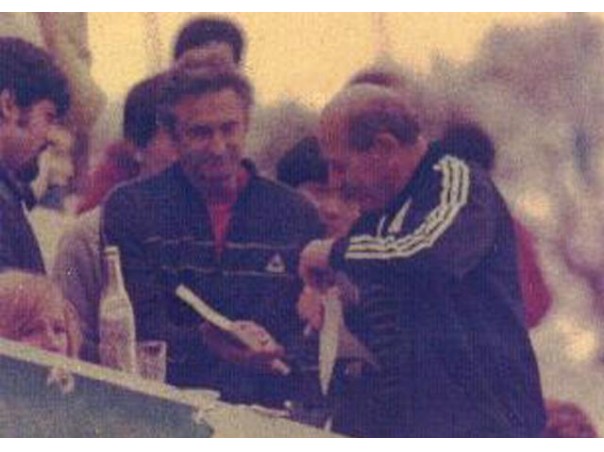 Jorge de Hegedüs y Emil Zatopek en la tribuna de Gimnasia y Esgrima, Buenos Aires, 1983