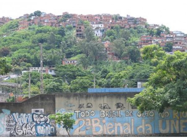 Las favelas son barrios de construcciones precarias a los que se asocian serios problemas de inseguridad, crimen y tráfico de drogas