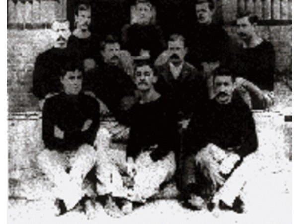 El primer equipo se conformó con nueve jugadores, alumnos de Naismith