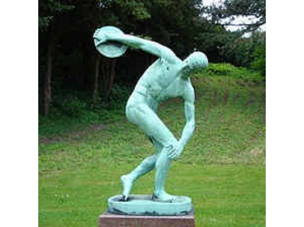 El Discóbolo es una de las más excelsas obras maestras de la historia de la escultura. Fue realizada por Mirón hacia el año 455 a.C. y representa el cuerpo de un atleta en el instante anterior a lanzar un disco, en el momento de máxima tensión.