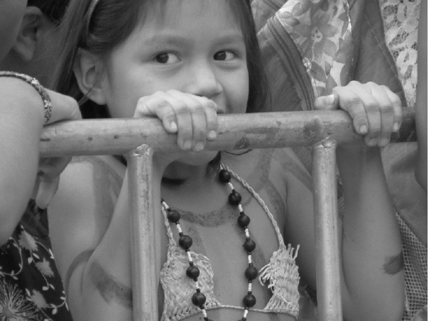 Menina indígena que não tinha como entrar na abertura. Foto: Marco Bettine