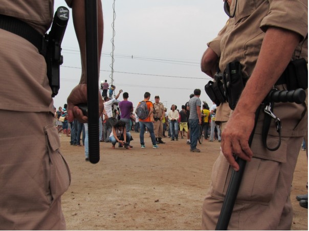 Policiais militares postados para conter tentativa de indígenas sem ingresso entrarem na cerimônia de abertura. Foto: Marco Bettine