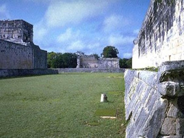 Cancha de juego de pelota de Chichen Itzá (Edo. de Yucatán)