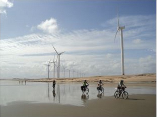 Praia Caetano-CE, ao fundo moinhos de energia eólica
