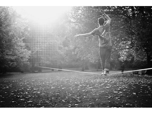 O Slackline é um esporte de equilíbrio sobre uma fita de nylon, estreita e flexível, praticado geralmente a uma altura de 30 cm do chão