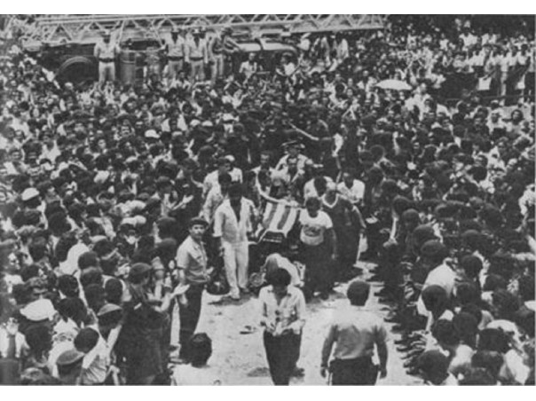 Multidão acompanha o cortejo fúnebre de Garrincha