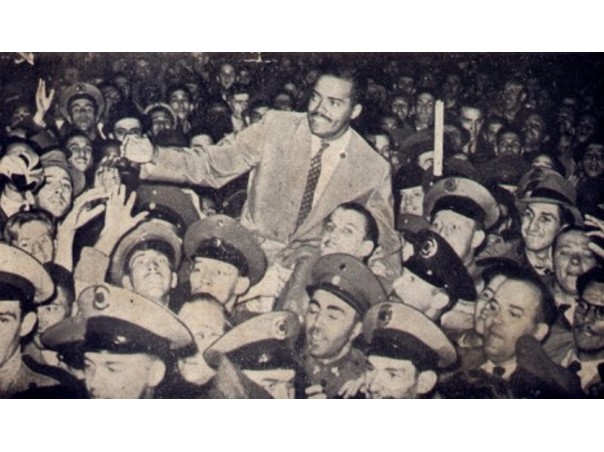 Leônidas carregado pela multidão ao chegar em São Paulo em 1938