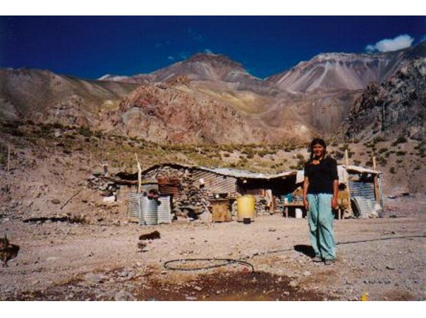 A 3.300 msnm nos encontramos a esta familia que vivía en una casa de chapa y que se dedicaba a la cría de cabras.