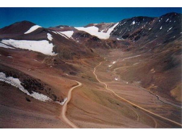 Foto del descenso del lado argentino. Se observan numerosos penitentes en un terreno desierto.