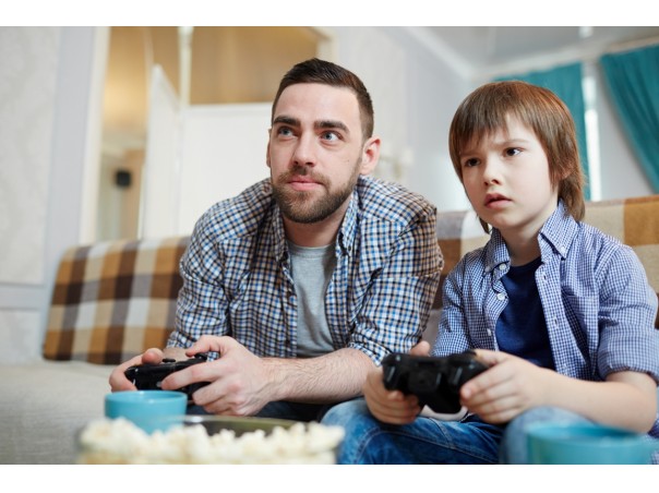 Los videojuegos tanto para consolas como para dispositivos móviles actualmente tienen usuarios de todas las edades. Foto: Freepik.es