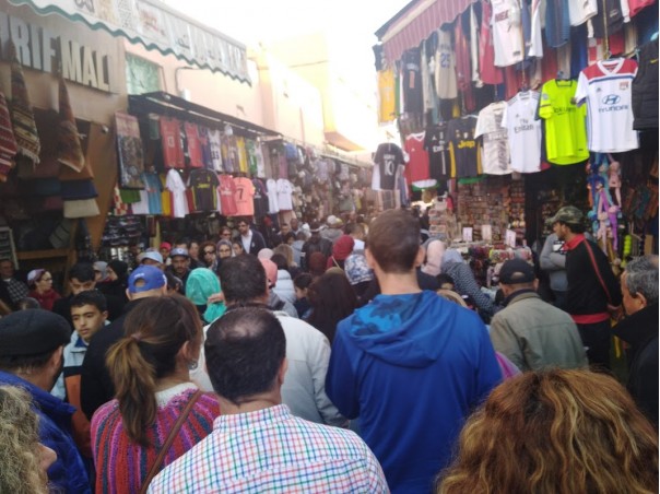Camisetas de equipos de fútbol se comercializan en tiendas de la Plaza de Jamaa el Fna, Marrakech, Marruecos. Foto: RG & TG