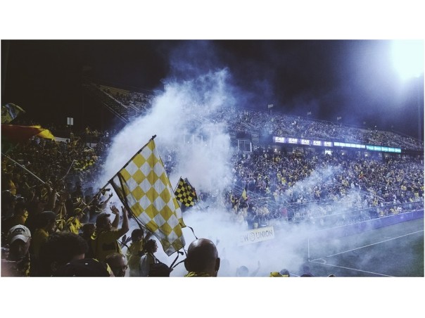 Disfrutar la emoción el fútbol en el estadio es la preferida de los fanáticos. Fuente: Pixabay.com